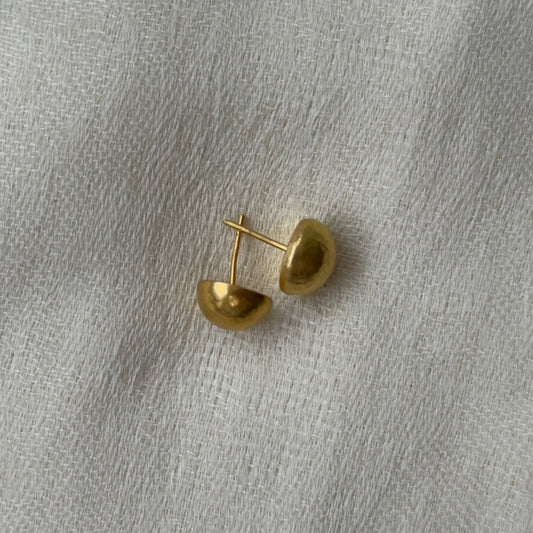 22ct Gold stud earrings on a grey fabric background