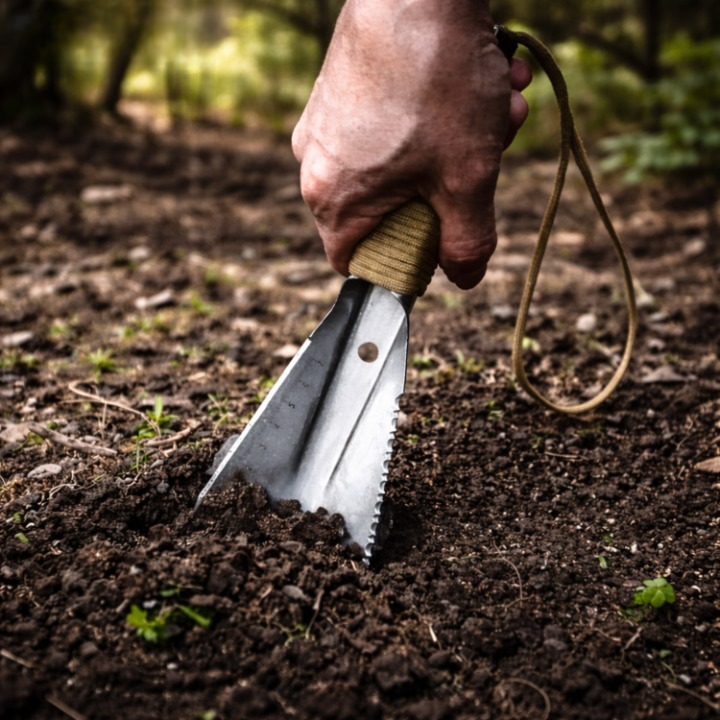 Multifunction Garden Shovel | Hardened Steel, Serrated Edge, Compact