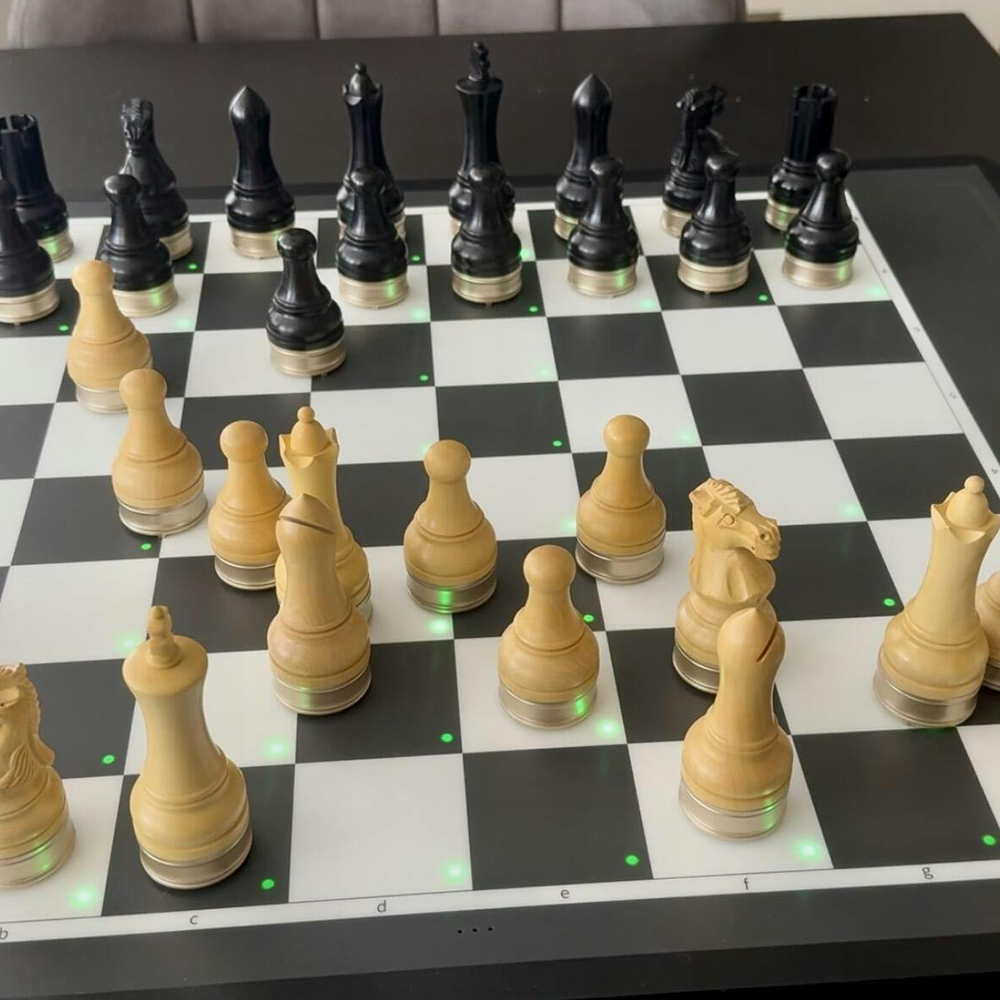Robotic Chessboard with Wooden Pieces | Automatic Moves, AI Engine up to 3200 ELO